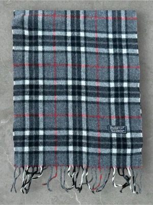 Burberry Halsduk Grå - 💪🏽Skick:Ny utan prislapp   📐Mått:Längd:152cm:Bred:35cm  📎Material:100%Lambswool  📦Skickar alltid inom 24h  💸Köp fler plagg för att få billigare pris  ✅Äkthetsgaranti