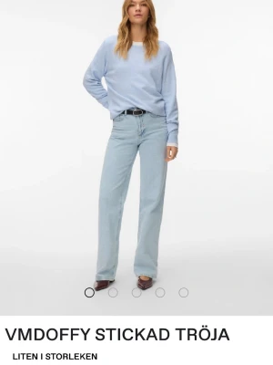 Ljusblå stickad tröja med rund hals - Mysig ljusblå stickad tröja från Vero Moda. Jättemjuk och sticks inte alls.