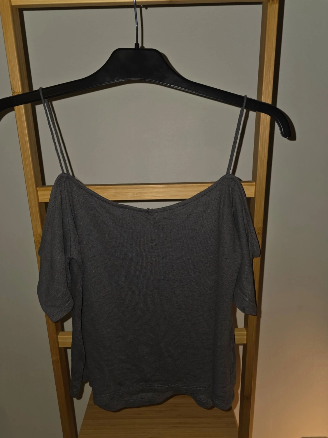 Mörkgrå axelbandslös topp