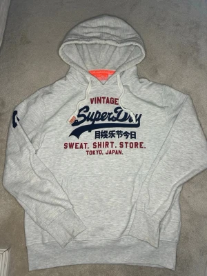 Vintege superdry hoodie- eftertraktad - Sjukt fet superdry hoodie. Riktigt eftertraktad. Görs ej längre. Skickas inom 24h efter köp🙌🏼 storlek Xl men sitter som  L. Hör av dig vid minsta lilla fråga🙌🏼 Säljs då den var fel storlek 