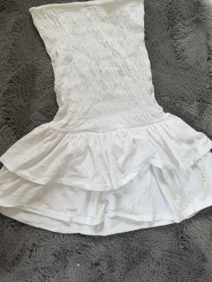 Vit volangklänning från gina tricot - Säljer denna supergulliga volangklänning från gina tricot. Använd 1 gång endast!💓