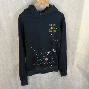 Gallery dept hoodie - Fint skick! Modellen är 185 och bär M. Intressekoll!