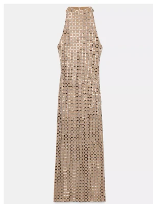 Maxiklänning med detaljer  - Säljer en vacker maxiklänning som garanterat kommer att dra blickarna till sig. Den är helt ny med prislapp. Perfekt för fester, bröllop eller andra speciella tillfällen då man vill känna sig extra fin.  ursprungliga pris -> 1699kr mitt pris -> 1299kr Kontakta gärna mig vid frågor eller funderingar! (Pris kan alltid diskuteras) ☺️