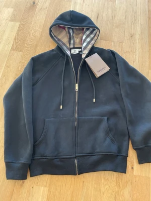 Svart hoodie med dragkedja - Storlek M   Men passar som. XS svart hoodie 