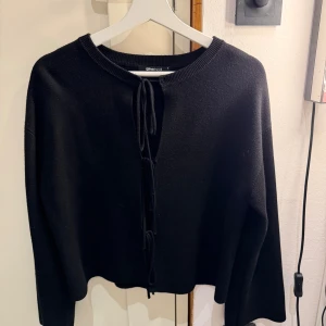 Kofta  - Svart kofta med knytning från Gina🌟Använd fåtal gånger! 