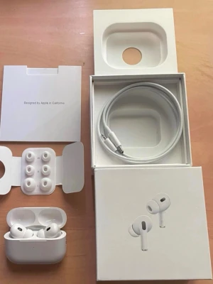 Apple AirPods Pro trådlösa hörlurar - Säljer ett par vita Apple AirPods Pro med laddningsetui, extra silikonpluggar och laddkabel. Hörlurarna har en stilren och kompakt design i blank plast och levereras med originalförpackning och manualer. Perfekta för dig som vill ha grymt ljud och smidig anslutning till din iPhone.