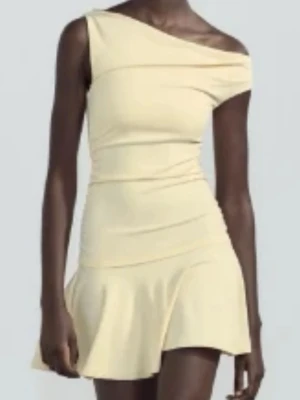 Ny klänning Zara  - Ljusgul klänning från Zara, aldrig använd bara tagit bort prislappen