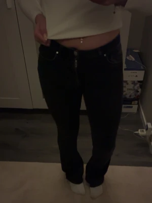 Mörkblå bootcut jeans - Säljer ett par svarta bootcut jeans med låg midja. Storlek xs
