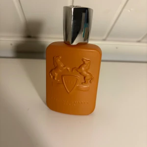 Parfums de Marly Althair - Säljer nu splitt på Parfums de Marley Althair. Storlekarna som finns är 2,3,5 ml men 10 och 30 går även att lösas. Frakt kan lösas privat eller via plick. Priser||79|129|179| Skriv vid minsta lilla fundering🙌