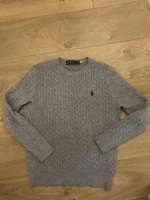 Grå kabelstickad tröja Polo Ralph Lauren - Fet ljusgrå kabelstickad tröja från Ralph Lauren. Säljer eftersom den sitter lite tight, är 177. Hör av dig vid frågor, svarar snabbt✌️