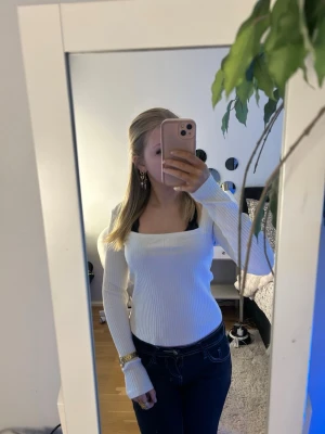 Långärmad tröja Zara - Jätte fin tröja från Zara i storlek S! Den är i använt skick men fortfarande väldigt fin. Jag säljer tröjan då jag inte längre använder denna o hoppas den hamnar någonstans där den används💞