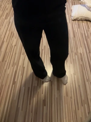 Raka snygga kostymbyxor! - Säljer dessa jätte snygga kostymbyxor som är raka i benen. Storlek Xs men passar även mig som har S. Sån stretchig sak i midjan. Säljer billigt då de rätt så noppiga men de är inget som man direkt tänker på eftersom de är svarta, ifrån only.