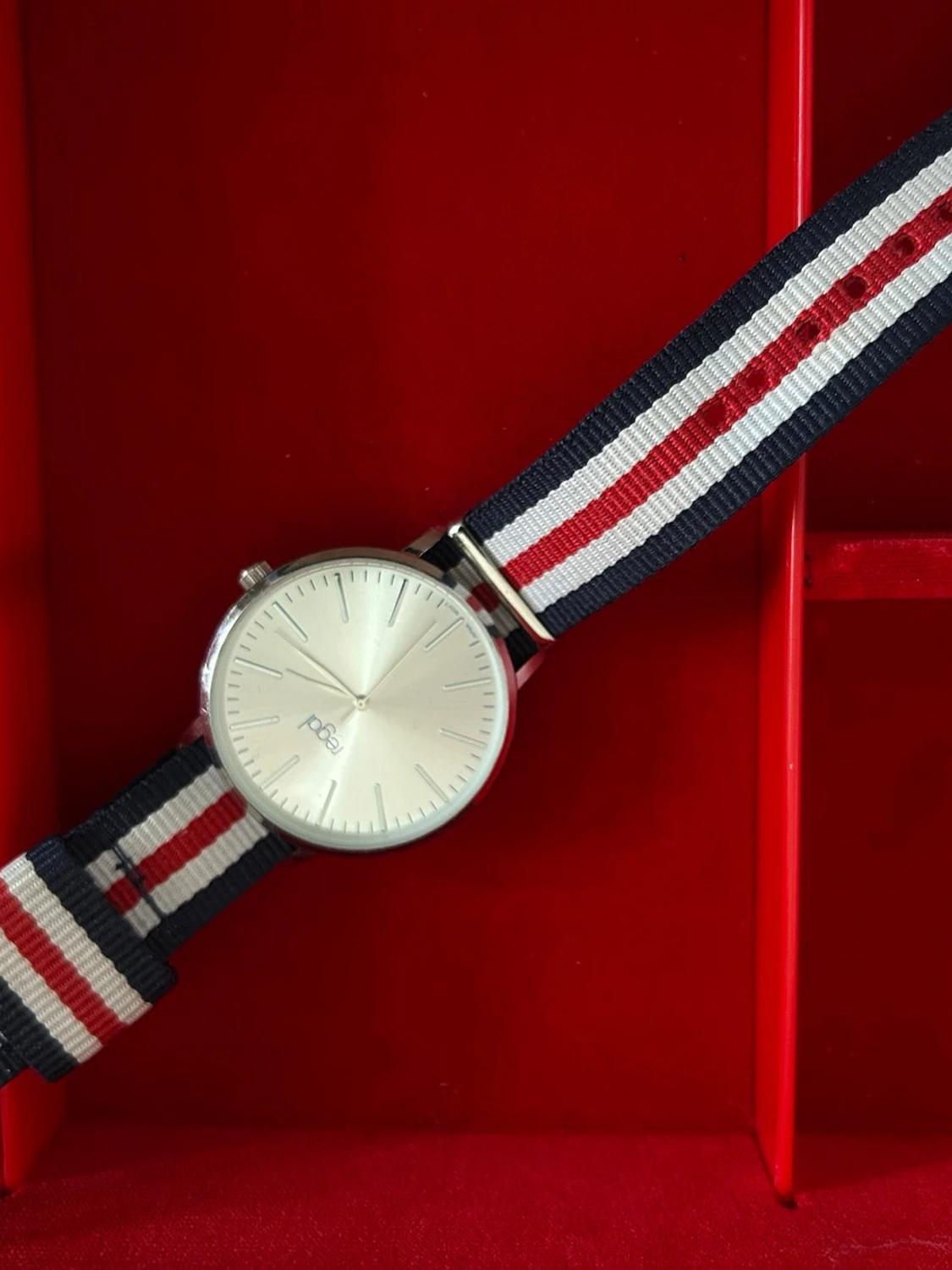 Regal klocka med randigt tygarmband