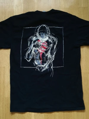 In Flames - Come Clarity T-Shirt | M / Medium | Retro Y2K - T-Shirt med In Flames - Come Clarity tryck på framsidan (litet tryck) och baksidan (stort tryck)  Gildan - Heavy Cotton. Medium (Mått finns på bilderna!) 100% bomull. Lite noppor förekommer.  Se bilder.