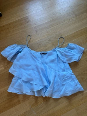 Ljusblå volangtopp - Så så fin ljusblå volangtopp med off shoulder detaljer frpn zara några år sen. Älskar denna🩵