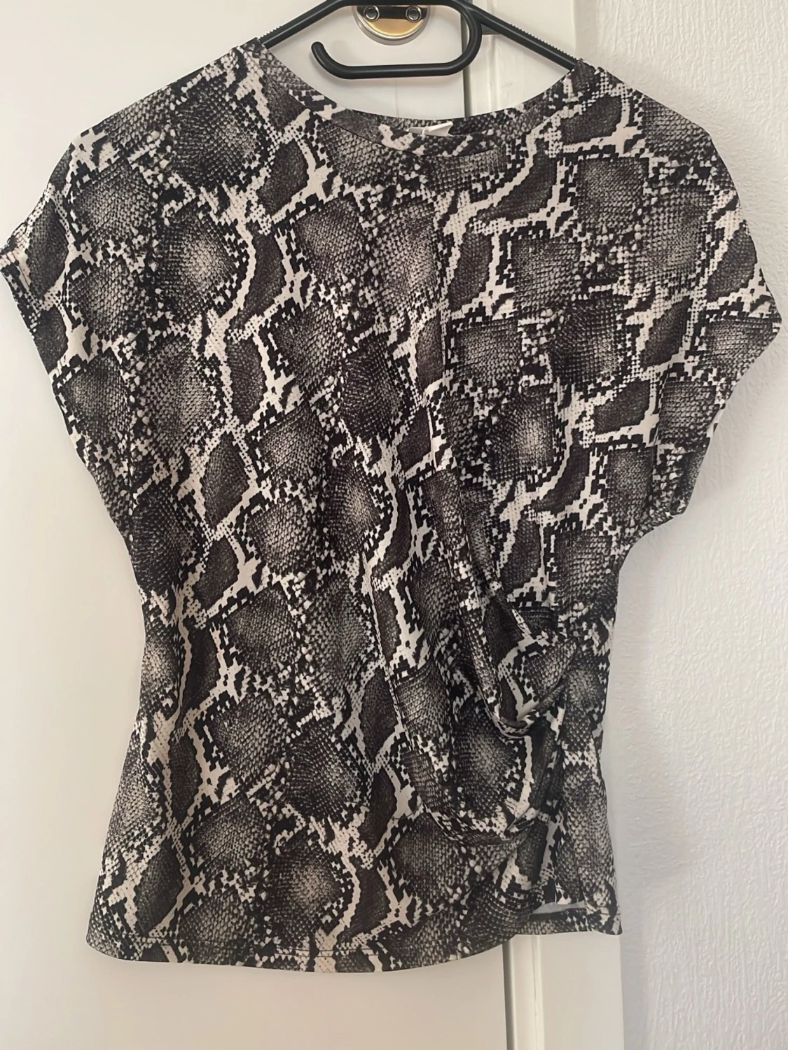 Grönvit  topp med ormmönster