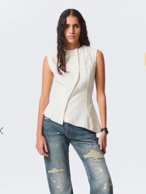 Asymmetrisk topp  - Assnygg asymmetrisk topp från Weekday🔥🔥Helt oanvänd och är perfekt att styla med jeans eller kjol!