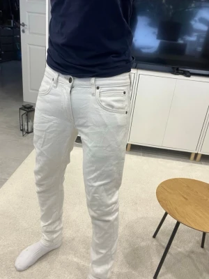 Vita jeans från Lee - Säljer ett par vita jeans från Lee med klassisk femficksmodell och raka ben. Jeansen är riktig fräscha och bra till sommaren. Jeansen är använda fåtal gånger och köptes för 799kr! Säljer för 425kr men priset ej hugget i sten. Kontakta gärna om frågor