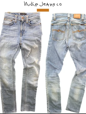 Nudie Jeans – Slim Fit – Ljus tvätt – Grym vintage fade 🔥 - Säljer ett par snygga Nudie Jeans Co i ljus, snyggt sliten tvätt med riktigt fina naturliga fades. Perfekta för dig som gillar en clean men ändå edgy look.  Jeansen har en slim passform som sitter bra över benet utan att vara för tajta. Grymma detaljer med klassiska Nudie-sömmar på bakfickorna och snygg patina som ger en exklusiv vintage-känsla.  ✔️ Ljus tvätt med naturligt slitage ✔️ Slim fit ✔️ Klassiska Nudie-detaljer ✔️ Perfekta till sneakers & boots ✔️ Tidlös modell som funkar året runt 
