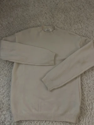 Vit stickad tröja   - Säljer en helt oanvänd vit stickad tröja från HM. Väldigt gott skick o skönt material.💞