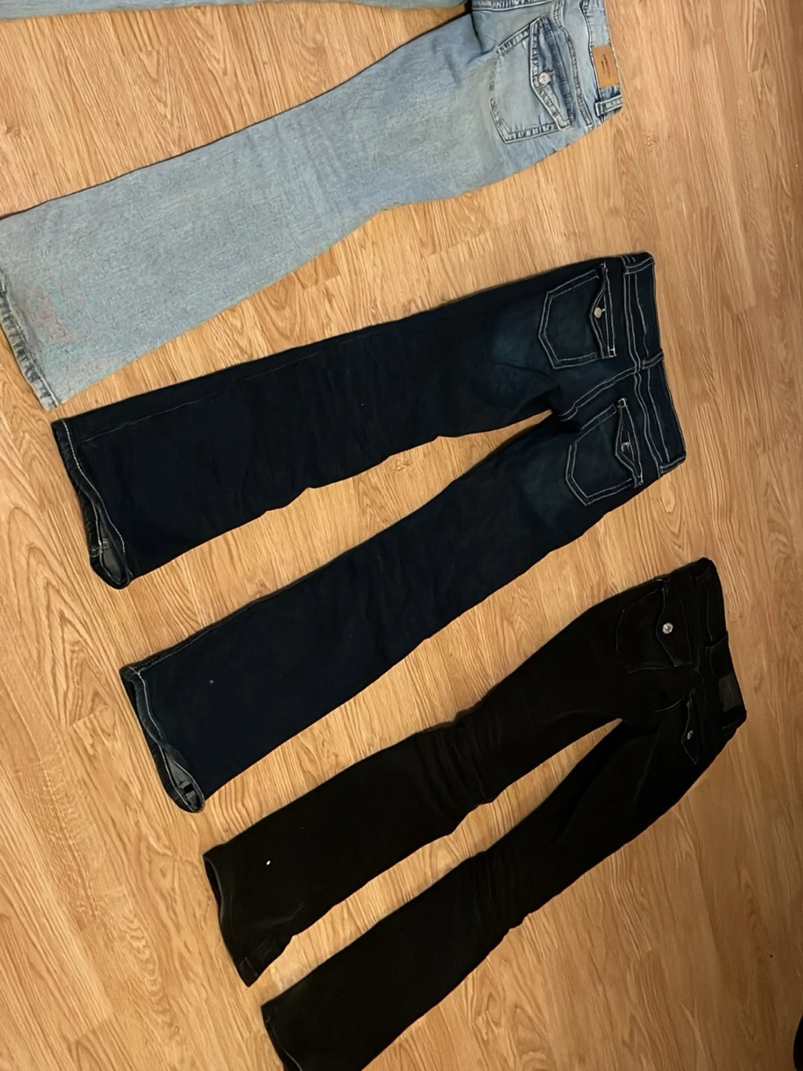 Tre par bootcut jeans i olika färger - 1