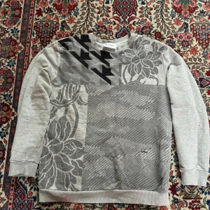 Dondup sweatshirt  - Skön grå Dondup sweatshirt i storlek XL men skulle säga att den passa L, då jag e 184 cm o väger runt 82 kg. Skicket är bra men hade kunnat vara bättre. Vid frågor eller funderingar tveka inte på att höra av dig!