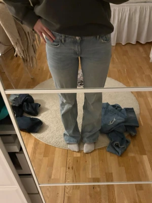 Wide jeans från zara - Snygga Jeans från Zara i Wide modell. Slitna längst ner pga för långa för mig!