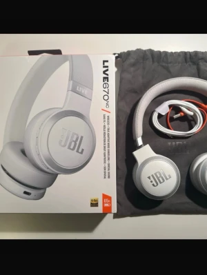 JBL trådlöst on-ear-headset live 670NC - Nyskick! ✨. Använda allt som allt i ungefär två månader. Otroligt bra ljud! Och lätta på huvudet. Full beskrivning på varan finns på hemsidan nedan.   Nypris: 1888kr Mitt pris: 1450kr  https://cdon.se/produkt/jbl-tradlost-headset-live-670nc-vit-2077d65e3de9532f/