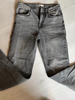Grå jeans från g perfect jeans - Snygga grå jeans från g perfect jeans i klassisk femficksmodell. Jeansen har raka ben och normalhög midja, tillverkade i ett mjukt denimtyg. Perfekta för en avslappnad och trendig look.