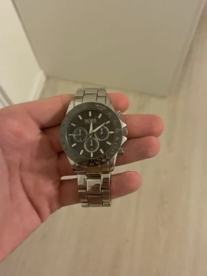 Hugo boss klocka  - Helt nytt skick, en fantastisk fin klocka speciellt när sommaren är runt hörnet!