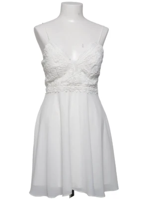 Vit spetsklänning från Chiara Forthi - Säljer nu en vit klänning från Chiara Forthi i storlek 36. Klänningen har inlägg vid brösten. Jättefint skick och enda tecknet på användning finns på sista bilden, då man ser en liten fläck på insidan klänningen. (Fläcken syns inte när man har på sig klänningen). Skriv jättegärna vid frågor om klänningen!