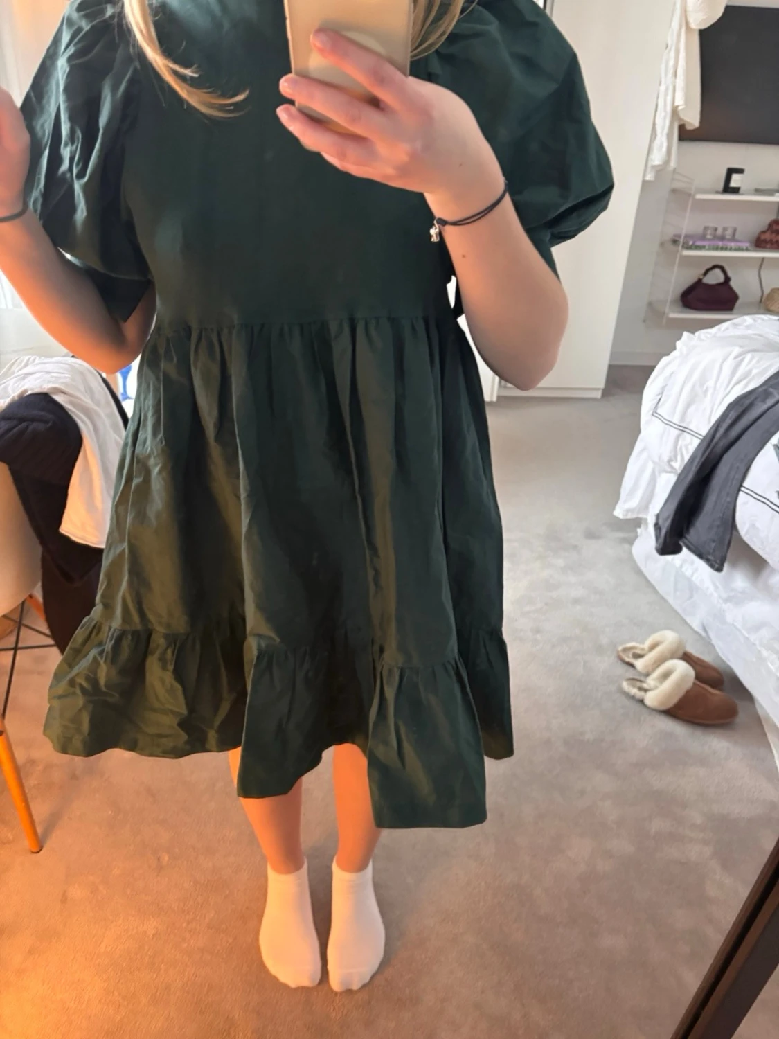 Mörkgrön volangklänning med puffärm - 1