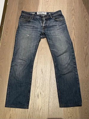 Jacob Cohen Jeans 620 - Jacob Cohen type 620 i storlek W33 Fast passar runt W31 L32. Jeans är i väldigt bra skick.