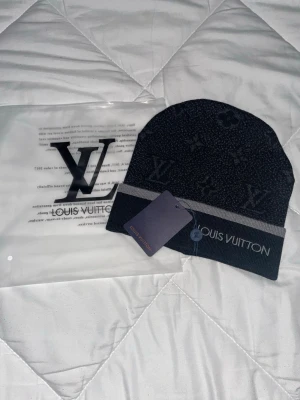 Svart och grå mössa - Snygg svart och grå mössa