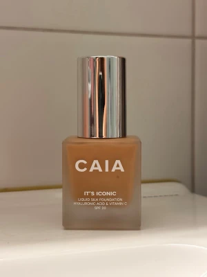 Caia foundation  - Säljer denna Caia foundation som jag provat 1 gång, tyvärr var den för mörk för mig 💕 Färg: 3N
