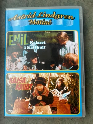 Astrid Lindgren matiné dvd - DVD med två filmer av Astrid Lindgren: "Emil Kalaset i Katthult" och "Kajsa Kavat". Speltid för "Kalaset i Katthult" är 56 minuter och för "Kajsa Kavat" är 56 minuter. Bildformat 16:9 FF, 4:3.   Finns på språk: Svenska   OBS!! skivorna är begagnade så det kan förekomma repor/hairlines på skivorna, men då jag kollar igenom alla filmer jag säljer garanterar jag att alla funkar felfritt om inget annat står! :)