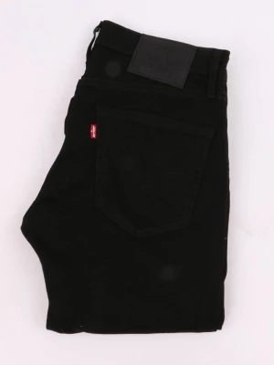 Svarta jeans från Levi's - Snygga svarta jeans från Levi's med klassisk femficksdesign och den ikoniska röda Levi's-lappen på bakfickan. Jeansen har rak passform och är tillverkade i ett mjukt och slitstarkt denimtyg. Perfekta för en stilren och enkel look.