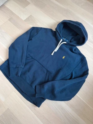 Mörkblå hoodie från Polo Ralph Lauren - Den är lite knopprig ☺️