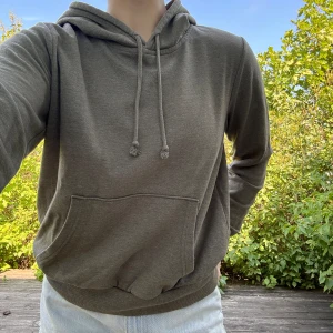 Mossgrön hoodie - Fin, mossgrön hoodie från HM divided (basic). Storlek: M. Material: 60% bomull + 40% polyester. :)