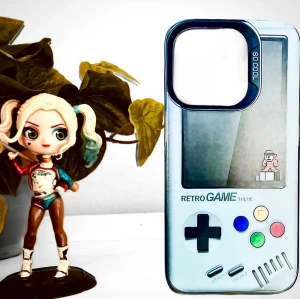 Mobilskal med retromotiv till IPhone 13/14/15! - Mobilskal med retromotiv som passar IPhone 13/14/15 & deras PRO-modeller. Oanvänt.