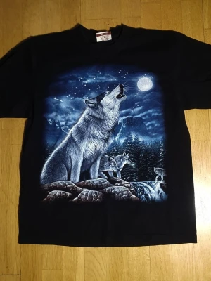 Varg T-Shirt | L / Large | Retro Y2K - T-Shirt med Varg tryck på framsidan & baksidan.  Rock Eagle. Large (Mått finns på bilderna!) 100% bomull.  Se bilder.