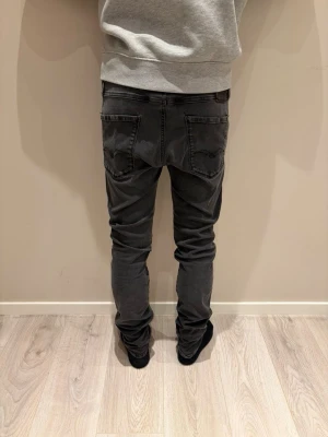 Svarta slim fit jeans - Tjena säljer ett par feta svarta Replay jeans. Dem är W30, nypris ca 1499kr vårt pris 499kr. Tveka inte att skriva vid intresse eller frågor. Gå gärna in och kolla på min profil finns flera feta jeans och snart andra klädelsplagg.