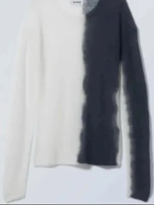 Vit och svart croppad långärmad topp - SÖKER!!! Jag söker denna tröja från weekday som inte längre säljs, helst i storlek XS eller S. Hör av er om ni har tröjan!!❤️❤️