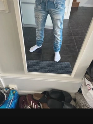 Replay jeans med snygga slitningar  - Säljer dessa feta jeans pågrund av att jag växt ut de.