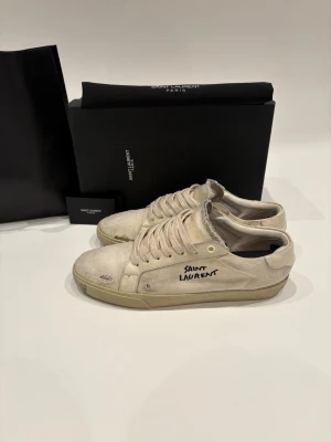 Saint Laurent  - Säljer ett par Saint Laurent skor i Stolek 44. Allt og ingår. Hör av dig vid frågor! 