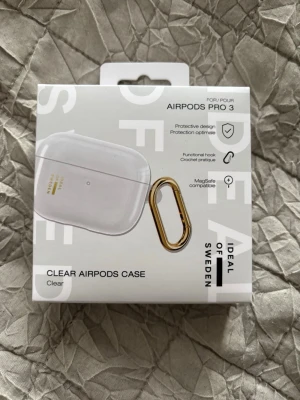 Ideal of Sweden - Snyggt genomskinligt skyddsfodral till AirPods Pro 3 från Ideal of Sweden. Fodralet är magsafe och gjort plast, det har en guldfärgad karbinhake för enkel fastsättning. Jag säljer för att jag köpte fel modell, helt oöppnat💗