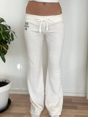 Abercrombie & fitch lågmidjade byxor   - Storlek S. Rakt över midjemått: 38cm. Innebenslängd: 76cm. Lätt nopprig. Frakt inom 24h. Se liknande plagg i min profil! 