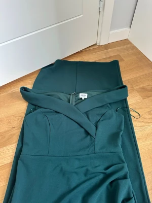 Mörkgrön långklänning från Bubbleroom stl 40 - Elegant mörkgrön långklänning från Bubbleroom  Perfekt för speciella tillfällen när du vill sticka ut. Aldrig använd dock tvättad en gång :) 