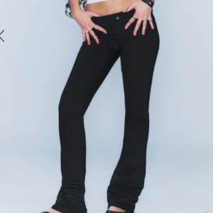 Svarta Cheap Monday bootcut jeans - Snygga svarta jeans från Cheap Monday med bootcut passform och låg midja. Dom är helt utsålda i varje storlek!! Jeansen har klassiska fem fickor och en cool lila etikett med döskalle på bakfickan. Säljer då dom blivit för små. W26. L34
