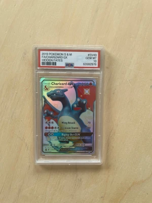 Charizard GX Pokémonkort PSA 10 -  qr kod fungerar. Säljer ett Charizard GX-kort från Hidden Fates 2019, graderat PSA 10 GEM MT. qr koden på kortet tar dig till psa hemsidan. 
